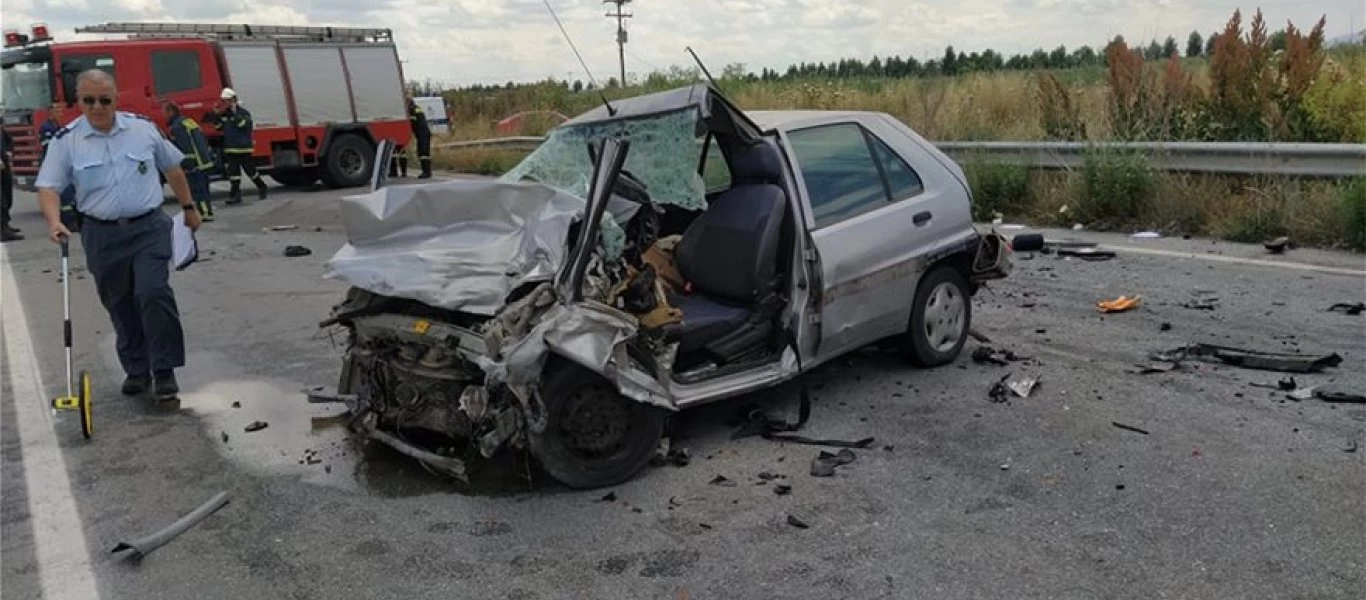 Λάρισα: ΙΧ συγκρούστηκε με φορτηγό - Νεκρός ο οδηγός του αυτοκινήτου (φώτο)